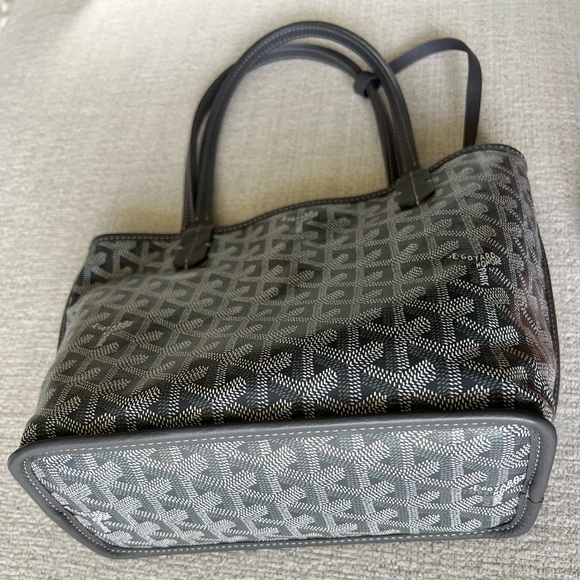 GOYARD
Goyardine Reversible Mini Anjou Grey 2024 - Picture 10 of 16